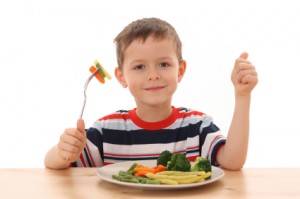 niño cenando vegetales