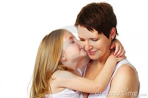 niña besando a su madre