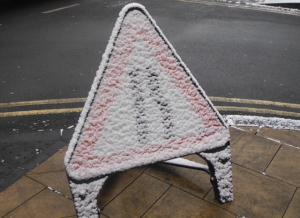 señal de tráfico cubierta por nieve