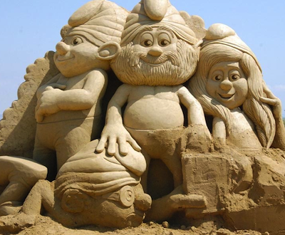 figuras de arena de papá pitufos, pitufo gruñón y pitufina