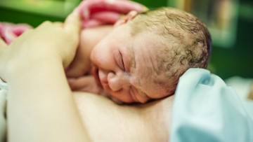 Más argumentos a favor de demorar el corte del cordón umbilical en los recién nacidos