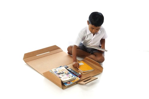 mochila escolar de cartón con cuadernos y lápices que se convierte en un escritorio de cartón