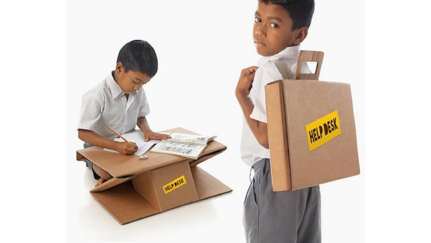 Mochila escolar de cartón que se transforma en mesa para niños de India