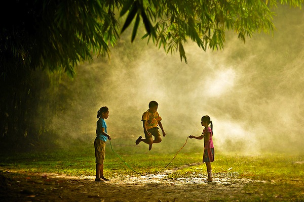 Niños jugando en Indonesia.
