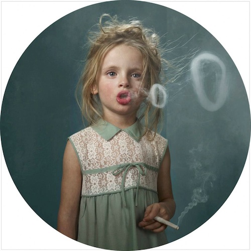 niños fumando niña rubia fumando un cigarrillo