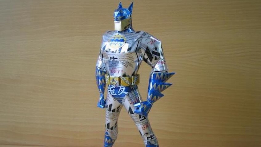 figura de batman hecha de material reciclado