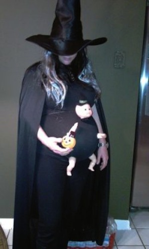 Disfraz de halloween embarazadas de bruja con bebé
