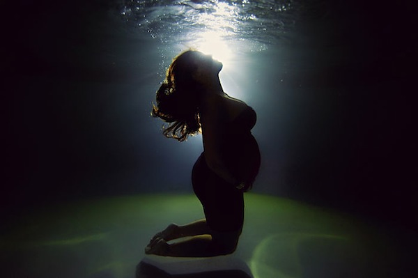 fotografia de embarazadas posando bajo el agua
