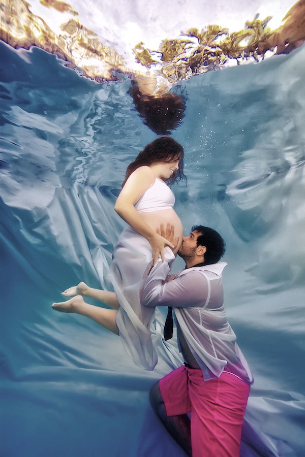 fotografia embarazo pareja bajo el agua