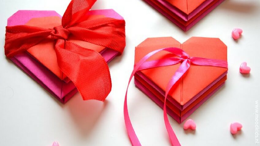 Manualidad para hacer con niños en San Valentín corazones de origami