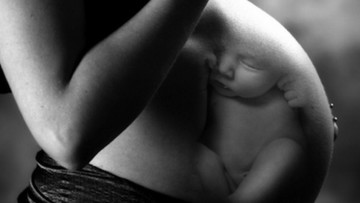 Impactante sesión de fotos de un recién nacido con su placenta