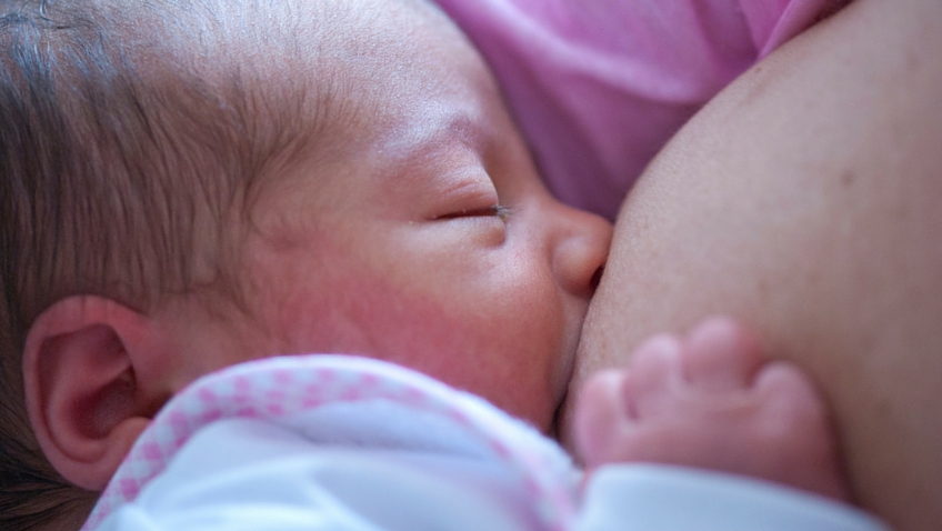 lactancia materna bebé recién nacida
