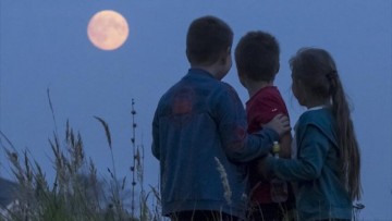 ¿Cómo afecta la luna llena a los niños?