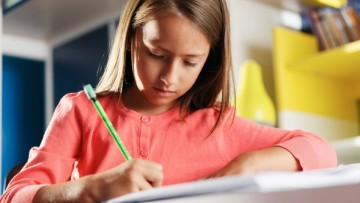 ¿Están obsoletos los deberes de los niños de primaria?