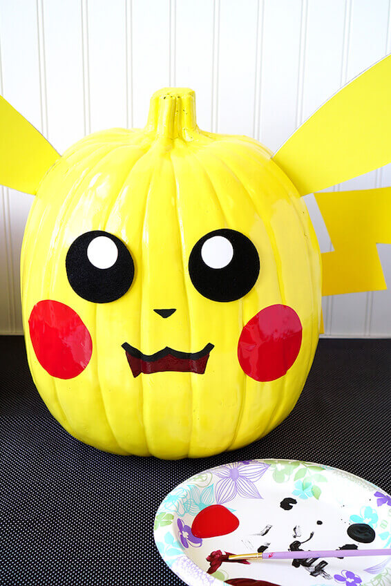 Cómo hacer una calabaza decorada de Pikachu
