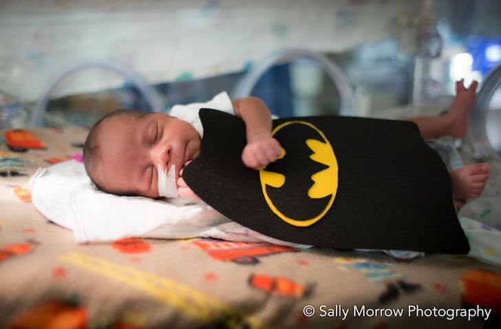 Bebé prematuro disfrazado de batman
