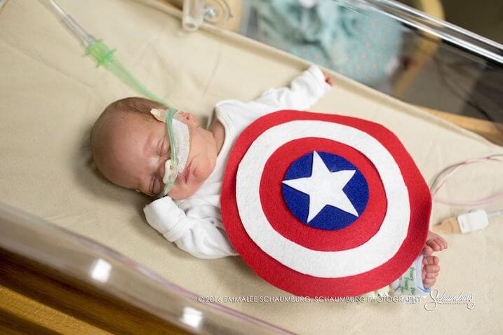Bebé prematuro disfrazado de Capitán América