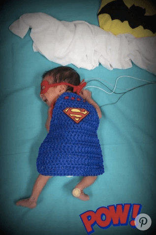 Bebé prematuro disfrazado de Superman