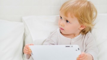 Bebés y pantallas, evitar exposición hasta los 18 meses