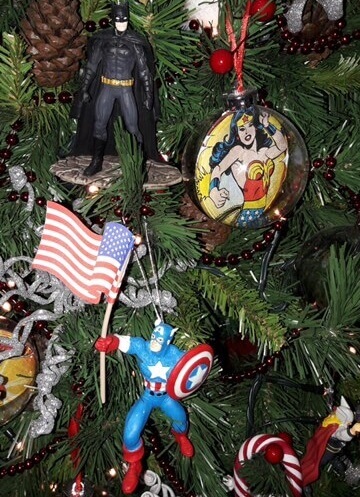 arbol de navidad decorado con superheroes