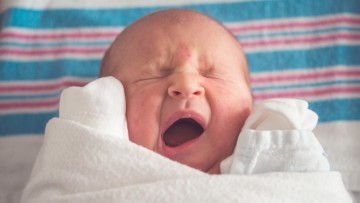 ¿Cómo ayudar a los bebés recién nacidos a dormir más durante la noche?