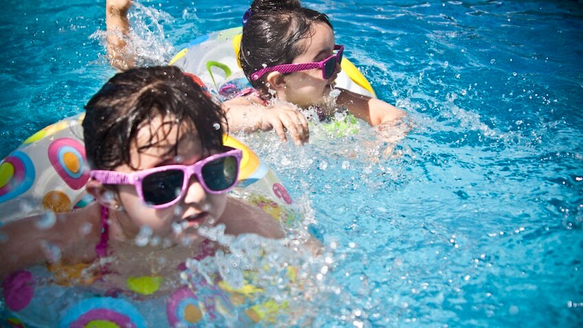 niñas nadando en piscina