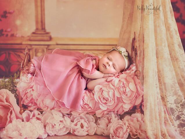 Foto bebé recién nacida vestida de Aurora Princesa Disney