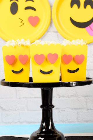 Cajas de palomitas de Emojis para la mesa principal de una fiesta