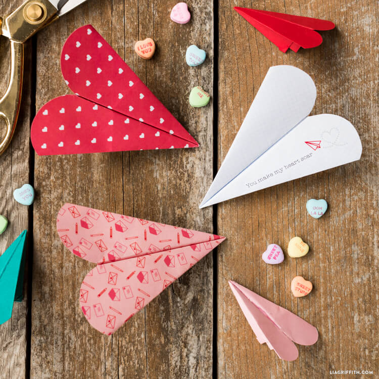 Aviones de papel con forma de corazón, una manualidad para San Valentín fácil para niños