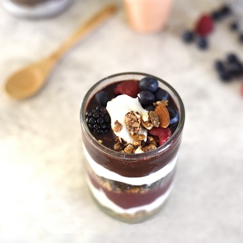 Merienda saludable para niñ@s con yogurt, frutos del bosque y cereales