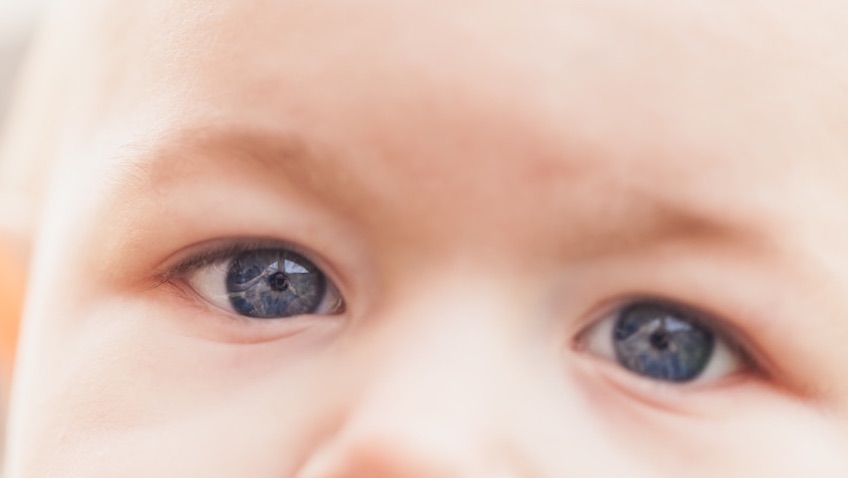 color de ojos del bebé por qué cambian