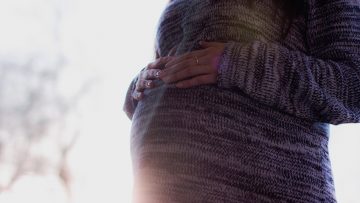 Anuncian pruebas de la vacuna del COVID-19 en embarazadas