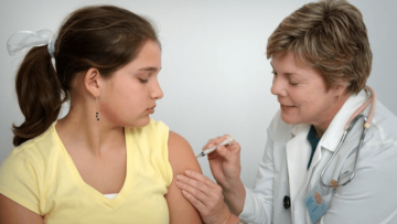 La vacuna del COVID de Pfizer y BioNTech muestra alta eficacia en adolescentes