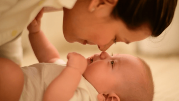 Los bebés se relacionan mejor con extraños cuando huelen a su madre