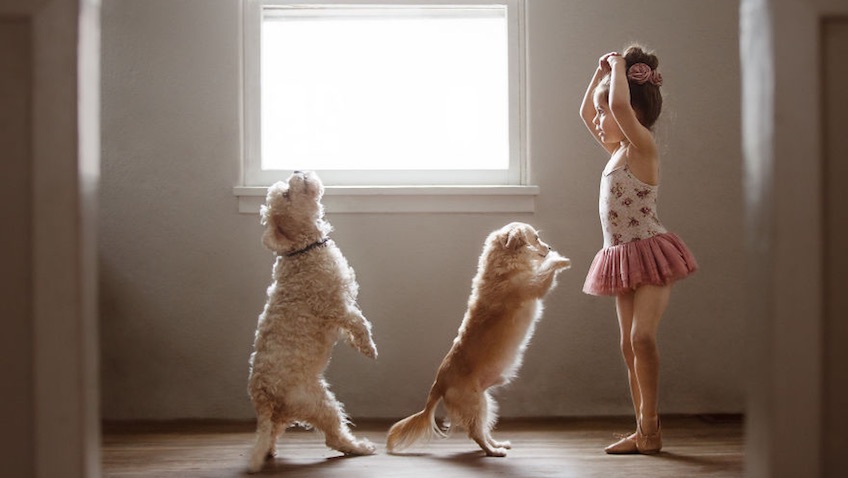 niña bailando ballet con perros