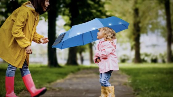 Paraguas reflectante perfecto para niños en los días de otoño