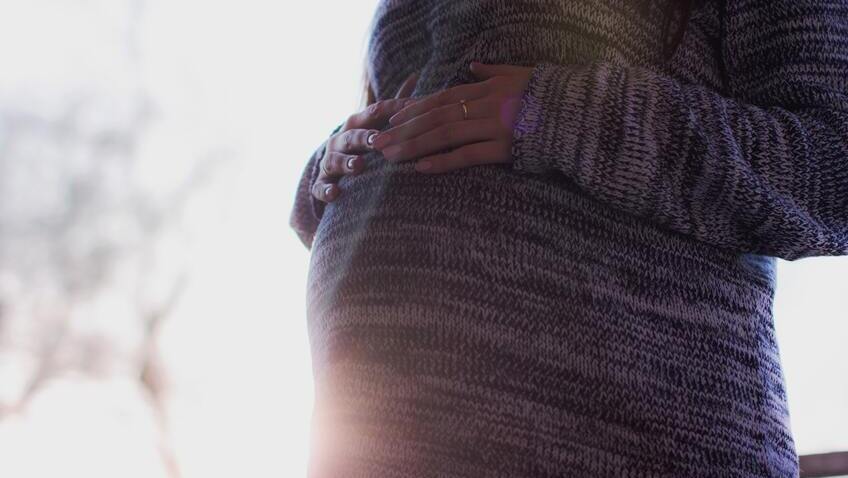 Embarazada al aire libre crecimiento del bebé durante el embarazo