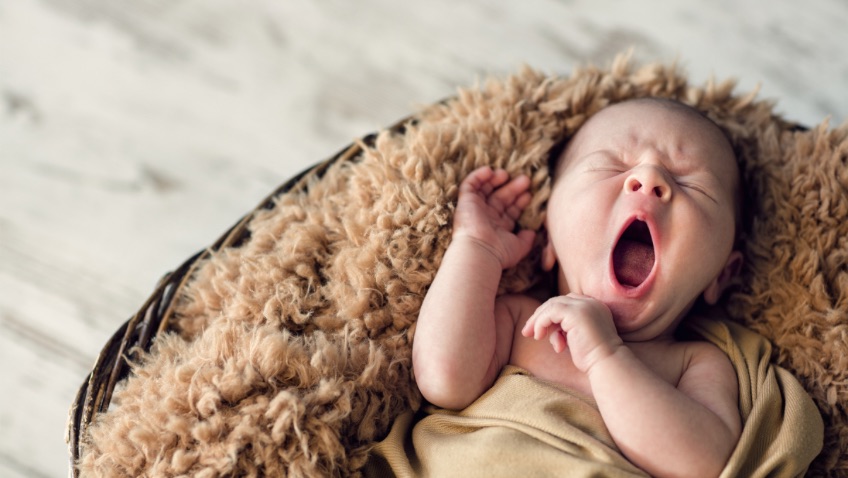 Haz fotos espontáneas de tu bebé recién nacido, para captar momentos entrañables