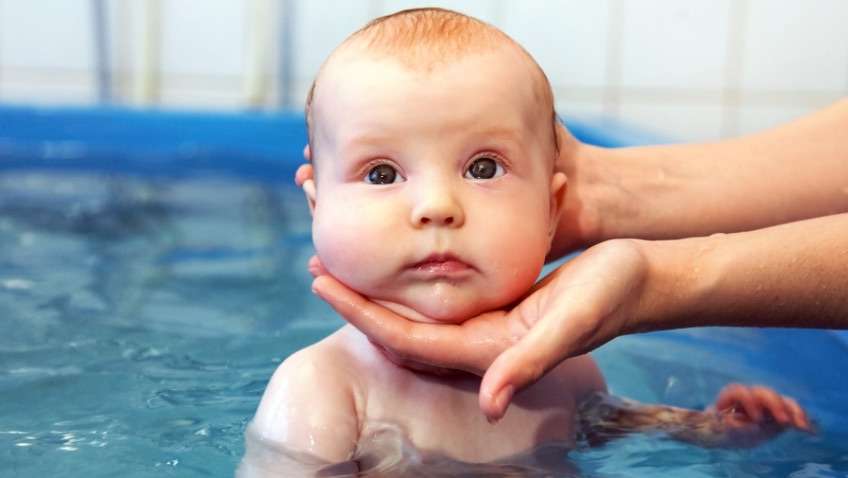 Natación para bebés descubre los beneficios de iniciar a tu peque