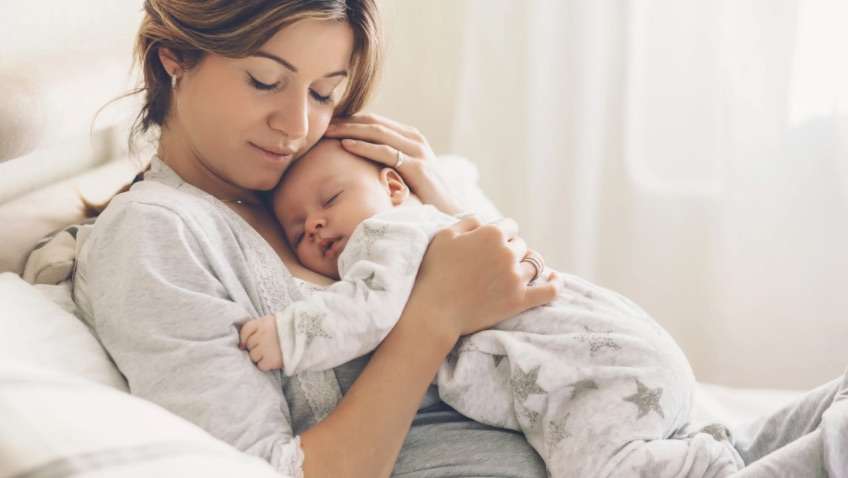 Cómo fortalecer el sistema inmunológico de un recién nacido contacto piel madre y bebé