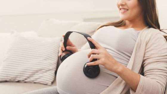 Los bebés pueden reconocer las canciones infantiles que escucharon en el vientre